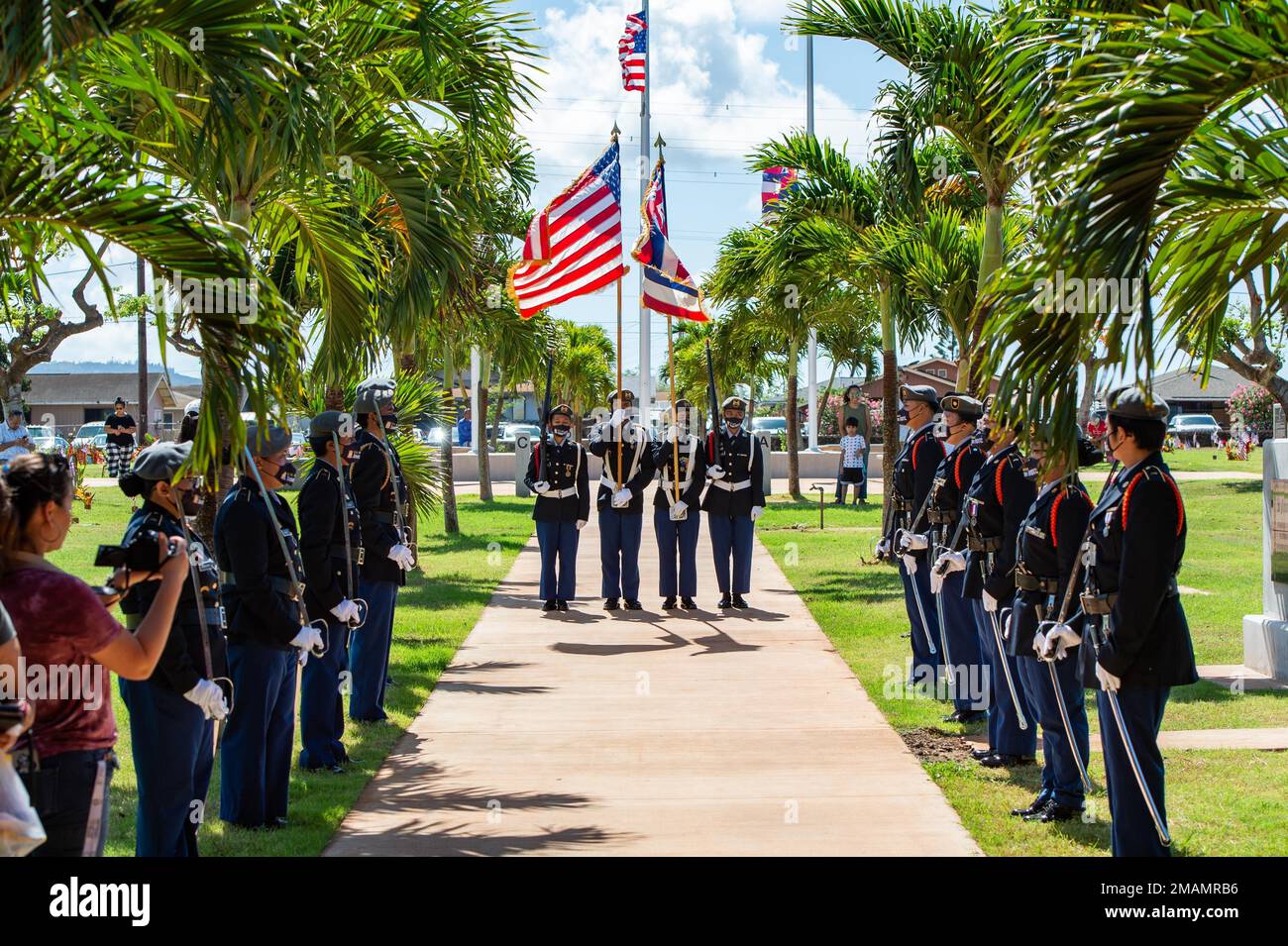 220530-N-ML137-1003 HANAPEPE, Hawai`i (30. Mai 2022) – Schüler des Waimea High School Junior Reserve Officer's Training Corps präsentieren während einer Zeremonie zum Memorial Day auf dem Kaua`i Veterans Cemetery Farben. Captain Tim Young, befehlshabender Offizier der Pacific Missile Range Facility (PMRF), Barking Sands, war anwesend. PMRF ist das weltweit größte instrumentierte Multi-Environment-Sortiment, mit dem Oberflächen-, Untergrund-, Luft- und Raumfahrtoperationen gleichzeitig unterstützt werden können. Stockfoto